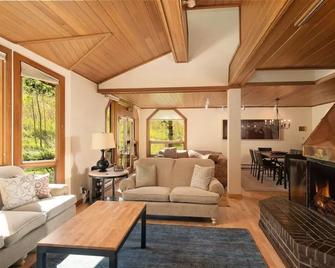 Townhome with Ski-in Access near Pool and Spa by The Woodrun V Townhouses - Snowmass Village - Wohnzimmer