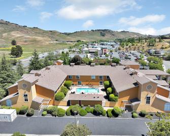 Quality Inn near Six Flags Discovery Kingdom-Napa Valley - Vallejo - Building