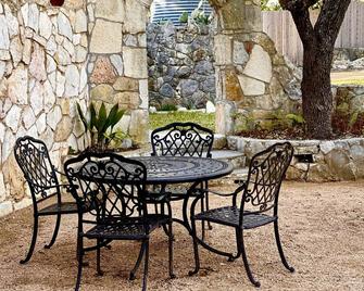 Robert Wood Art Cottage - Near Floores Country Store, Seaworld & Fiesta Texas - Helotes - Patio