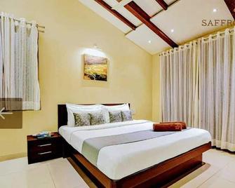 Hotel Strawberry Inn - Mahabaleshwar - Bedroom