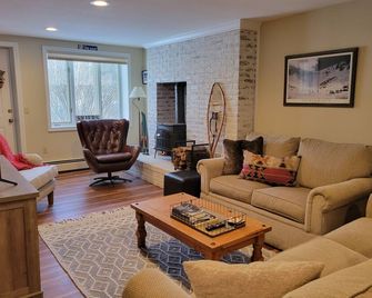 Townhouse in the Heart Of Iconic Jackson Village, New Hampshire - Jackson - Living room