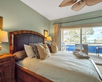 Lake Front Keowee Condo W/ Balcony & Resort Amenities! 2 Bedroom Condo by RedAwning - Salem - Bedroom