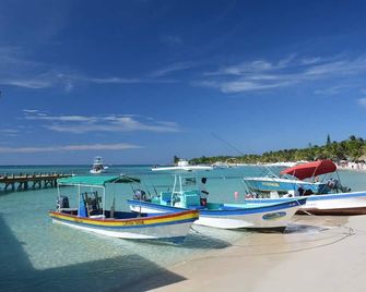 Mission Gate 3B, 2-bedroom condo by Island House Vacation Rentals - West Bay - Beach