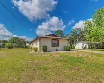 13 Mi to Hudson Beach Spring Hill Home with Lanai - Spring Hill - Edificio