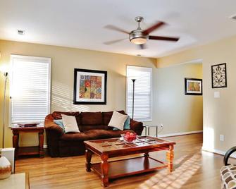Beautiful Home Near Uptown and South Park Mall - Charlotte - Living room