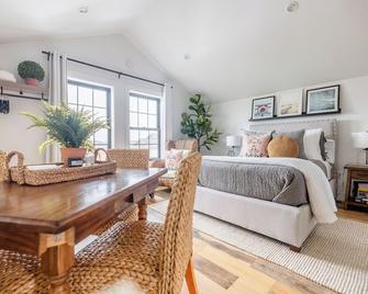 Stunning Studio with Ocean Views in Sitka - Sitka - Bedroom
