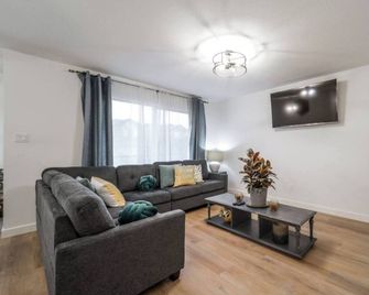 Chiccityescape3bdrm King - Stony Plain