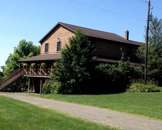 Lodge Rental near Ricketts Glen State Park & Waterfalls in Benton, PA - Benton - Building
