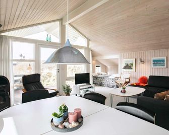 Spacious Holiday Home Nearby the National Park Loonse en Drunese Duinen - Hjørring - Living room