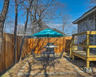Cozy Home Blocks to Georgetown Square & SU! - Georgetown - Patio