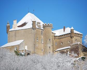Landmarked stone house by a stream with extraordinary charm - Château-Chalon - Bâtiment