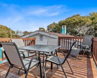 Peace at the Pier Cottage A With King Size Bed - Emerald Isle - Balcony
