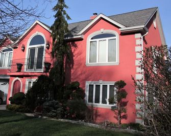 Secluded, Sunny Studio. Fully Private: entrance, bath, bedroom, kitchen & Patio - Elmont - Building