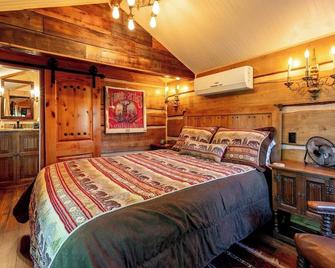 Historic Bunkhouse with 360 degree Mountain Views with river access - Wapiti - Habitación