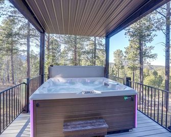 South Dakota Retreat w/ Hot Tub, Fire Pit & Grill! - Spearfish - Balkon