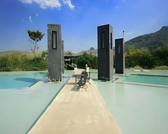 Avartarn Miracles Hotel - Ban Soi Rakhlong - Piscina