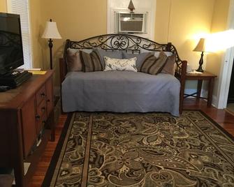 Cute \'Treehouse\' Apartment - Bartow - Living room