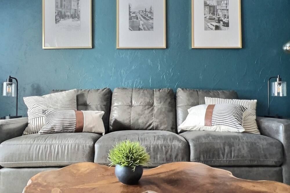 Five minute walk to downtown and harborfront! - Valdez - Wohnzimmer
