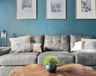 Five minute walk to downtown and harborfront! - Valdez - Wohnzimmer