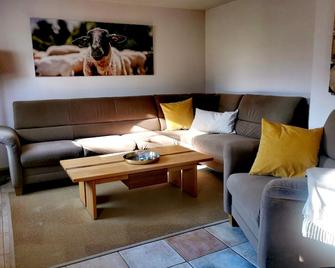 A lovingly renovated, detached farmhouse in a quiet location. - Ostheim v.d. Rhön - Wohnzimmer