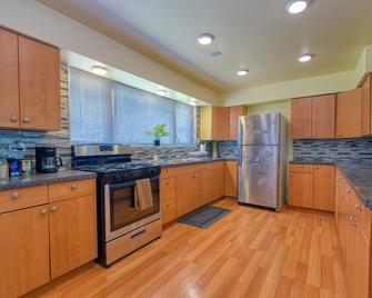 Paradise Estates is a tranquil ranch style home close to walking trail, shopping - Matteson - Kuchyň