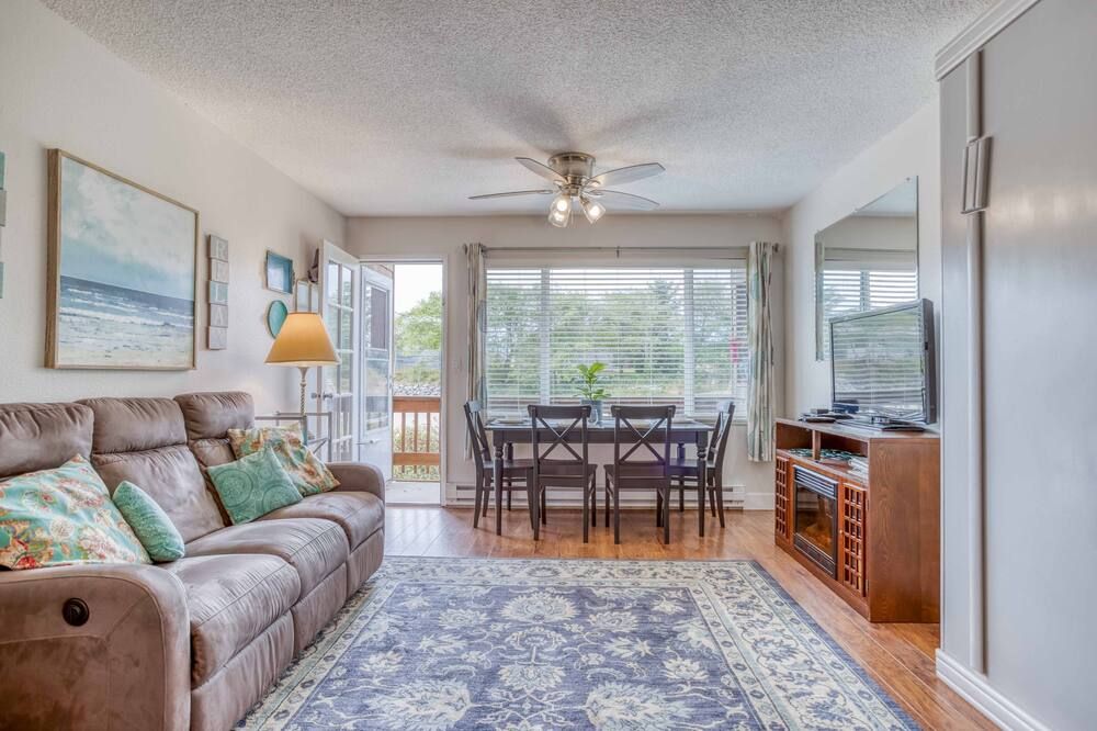 Updated Ground-Level Creekside Condo has Proposal Rock & Ocean Views, 2 Baths! - Neskowin - Sala de estar