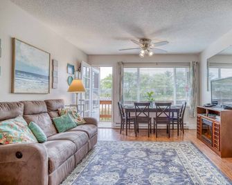 Updated Ground-Level Creekside Condo has Proposal Rock & Ocean Views, 2 Baths! - Neskowin - Sala de estar