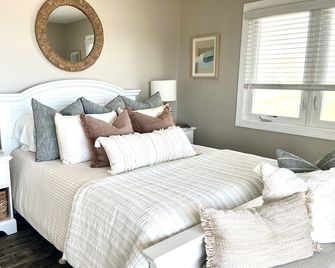 \'The Coconut\' Beach House - Spectacular Oceanfront on North Topsail Beach - North Topsail Beach - Bedroom