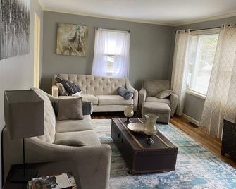 Welcome to Beautiful Saratoga Springs Location - Saratoga Springs - Living room