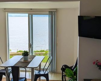 Chalet Loft #4 Waterfront with Spa, Fireplace and Wifi - Cap-Saint-Ignace - Dining room