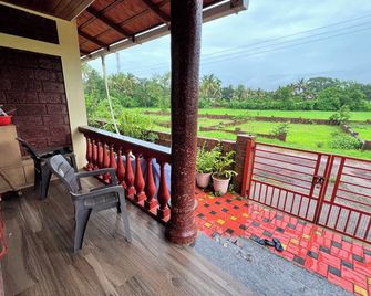 The Natures Lap Villa…Charming 2-bedroom villa with WiFi and AC in Basni - Ratnagiri - Balcony