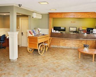 Slemon Park Hotel & Conference Centre - Summerside - Front desk