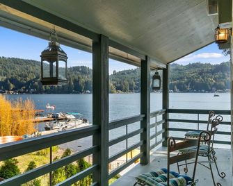 3 Level Lakefront Cabin - Decks, Dock, Bbq & Views - Olympia - Balcony