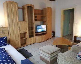 Haus Lindheim - Ferienwohnungen - Altenstadt (Hessen) - Living room