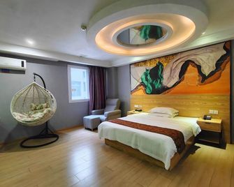 Lanli Lily Hotel (Xindacheng Times Square North Lake Park Store) - Yangjiang - Bedroom