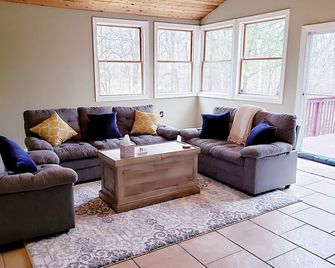 Poconos luxury getaway - Stroudsburg - Living room