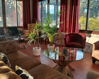 Hotel Rural & Restaurante Las Camaretas - Cortes de la Frontera - Lounge