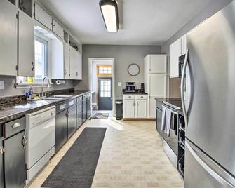 Aurora Outdoorsy Getaway with Deck and Grill! - Biwabik - Kitchen