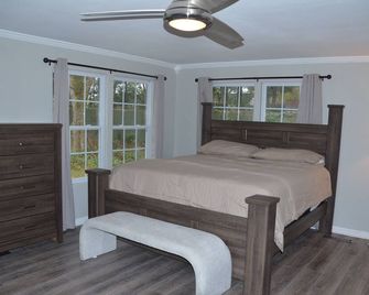 Suite Staycation: 2-story, 4BR/2BA, 2047sq ft home near hospitals & Ft. Novosel - Dothan - Bedroom