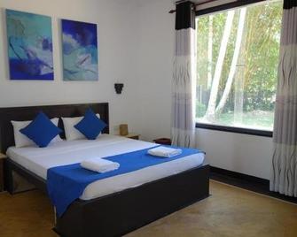 Royal Mandira Hotel - Batalahena - Bedroom