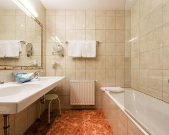 Hotel Garni Alpenruh-Micheluzzi - Serfaus - Bathroom