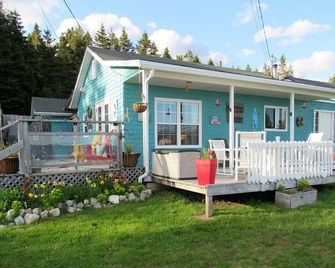 Idyllic, sparkling clean ocean/beach cottage for your spontaneous getaway. - Black Point - Patio