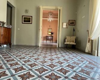 Apartment in an 1800s building. - Francofonte - Hallway