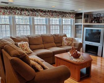 Impressive Unique Waterfront Pool Resort Country Estate - Southbridge - Living room