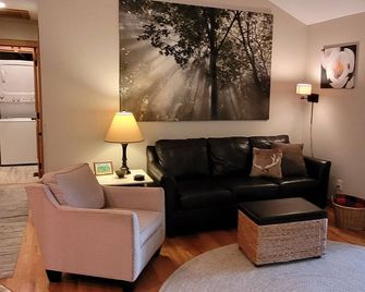 Secluded Cottage with Screened Porch, WiFi, and smart TVs - West Jefferson - Soggiorno