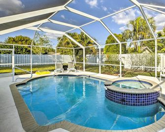 Sun-Dappled Cape Coral Oasis, 5 Mi to Beach! - Cape Coral - Zwembad