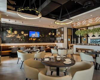 Damac Hills 2 Hotel, An Edge by Rotana Hotel - Dubai - Restaurant