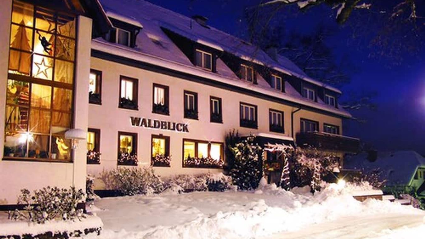 Hotel Waldblick BSR Garten mit Pavillons im Schwarzwald, ideal für Paare, Familien, Hunde