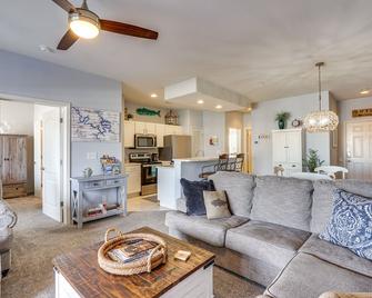 Lake Ozark Condo with Water Views and Pool Access! - Lake Ozark - Living room