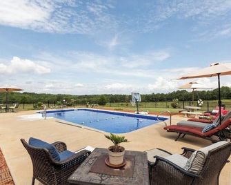 Holy Cow Farms a large modern Farm House.11 miles from Tryon TIEC. Pool & HotTub - Chesnee - Басейн